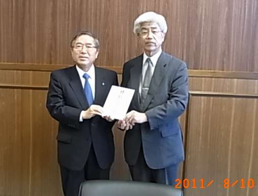 井上総長に収益金目録を渡す日野さん